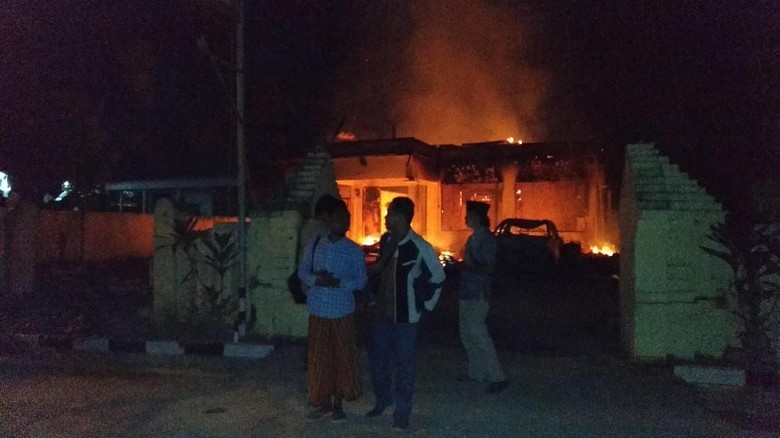 Kapolda dan Gubernur Jatim Datangi Polsek Tambelangan yang Dibakar Massa Kapolda dan Gubernur Jatim Datangi Polsek Tambelangan yang Dibakar Massa