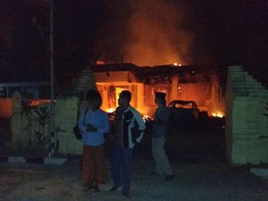 Kapolda dan Gubernur Jatim Datangi Polsek Tambelangan yang Dibakar Massa