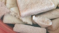 Sagu Ambon berbentuk lempengan ini sering diolah menjadi bubur sagu Ambon. Direndam dalam air hingga mengembang, sagu ini cocok dimasak dengan rebusan gula dan santan. Foto: Instagram@merrytan_tuwendi