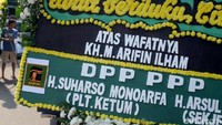 Salah satu karangan bunga yang berada di Ponpes Az-Zikra nampak berasal dari DPP PPP.
