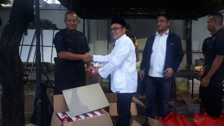 Relawan GoJo Bagi-bagi Takjil ke Aparat yang Jaga Gedung KPU Relawan GoJo Bagi-bagi Takjil ke Aparat yang Jaga Gedung KPU