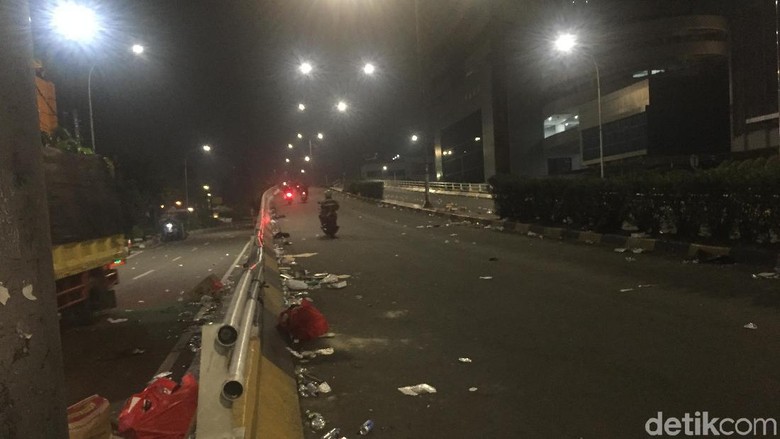 Massa di Flyover Slipi Bubar, Lalin Kembali Dibuka Massa di Flyover Slipi Bubar, Lalin Kembali Dibuka