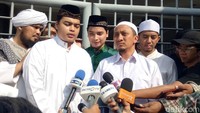 Para sahabat almarhum memberikan dukungan moril kepada putra rekannya tersebut.
