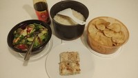 Menu sahur adalah nasi, salad, ikan cod, dan keripik. Para mahasiswa Indonesia di Swedia yang tinggal di gedung tempat tinggal yang sama, bisa sahur bersama (Ahmad Satria Budiman/Istimewa).