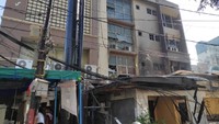 Selain pos polisi, sejumlah bagian bangunan restoran juga terlihat hangus terbakar. Kaca yang menghadap ke jalan rusak (Foto: Matius Alfons/detikcom)