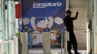 Meski tak melayani penumpang, petugas keamanan tetap disiagakan di halte tersebut.