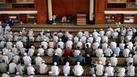 Para pengunjung juga terus berdatangan di Masjid Az-Zikra.