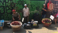 Jalan Jatibaru yang berada di depan Stasiun Tanah Abang ini merupakan salah satu lokasi massa aksi 22 Mei beraksi, Rabu (22/5). Massa ricuh tersebut melempari stasiun dengan batu sehingga membuat penumpang tidak bisa keluar. Foto: PKL di Jalan Jatibaru Tanah Abang. (Arief Ikhsanudin/detikcom).