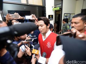 Kriss Hatta Divonis Tak Bersalah, Ibunda Nangis Histeris di Ruang Sidang