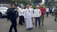 Rekan ulama serta para sahabat nampak sudah menanti kedatangan jenazah Ustaz Arifin Ilham di Bandara Halim Perdana Kusuma, Jakarta Timur pada Kamis (23/5).