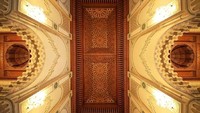 Hiasan dan ornamen yang menghiasi Masjid Hassan II berasal dari berbagai negara di dunia dengan kualitas yang tak perlu diragukan, diantaranya bahan kayu cedar Atlas, batu pualam dari pegunungan Agadir, batuan granit dari Tafroute hingga pilar granit putij yang didatangkan dari Murano, Venezia, Italia. Diketahui ada lebih dari 6 ribu seniman yang bekerja menghias salah satu masjid terindah di dunia ini. Dok. www.atlasobscura.com.
