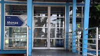 Situasi di depan Bawaslu yang masih belum dikatakan aman, turut memengaruhi perjalanan bus TransJakarta, salah satunya halte TransJakarta Monas yang masih ditutup untuk sementara waktu.