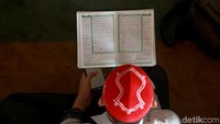 Para jemaah tersebut nampak membaca Alquran di Masjid Az-Zikra, Bogor, Jawa Barat.