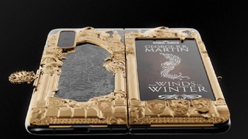 Kemampuan dari Galaxy Fold yang bisa dilipat membuat Caviar membuatnya seakan menjadi buku melalui desain modifikasinya. Foto: Caviar