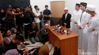 Sebelumnya, Ustaz Arifin Ilham dikabarkan meninggal dunia pada Selasa (22/5/2019) pukul 22.45 WIB. Ustaz Arifin Ilham wafat setelah sebelumnya berjuang melawan kanker kelenjar getah bening.