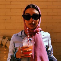 Untuk pertama kalinya, ada karakter berhijab muncul di salah satu film Marvel yaitu Spiderman: Far From Home. Pada trailer yang telah diluncurkan, netizen dibuat terkejut karena melihat seorang wanita berhijab di sana. Rupanya, wanita itu adalah model asal Inggris bernama Zoha Rahman. Foto: Instagram/Zoha_purplemush