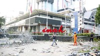 PPSU membersihkan area tersebut dari sampah. Mereka mengumpulkannya di satu titik terlebih dulu kemudian diangkut. Ada pula petugas damkar yang menyemprot jalanan dengan air, lalu PPSU menyapu jalan.