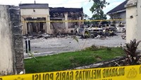 Selain membakar bangunan, massa juga membakar mobil patroli yang ada di mapolsek. 