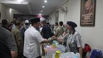 Momen Prabowo Jenguk Massa Pendemo di Bawaslu yang Terluka