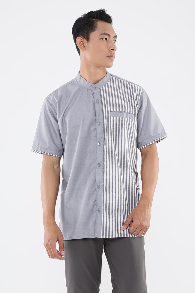 Di situs Hijup, beberapa baju koko yang lebih kasual. Syadid Shirt dari beran Allev ini adalah salah satunya. Item tersebut punya motif grafis di salah satu sisinya yang membuat baju koko modern ini menarik. Baju ini turun dari Rp 295 ribu menjadi Rp 236 ribu. Foto:Hijup