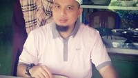Yuni kerap menemani suami tercinta. Ia bahkan menyebut Ustaz Arifin Ilham sebagai suami sholehku.  Foto: Instagram yuni_syahla_aceh