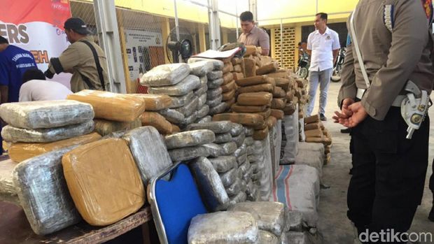  Polresta Banda Aceh menggagalkan pengiriman ganja sebanyak satu ton ke Jakarta.