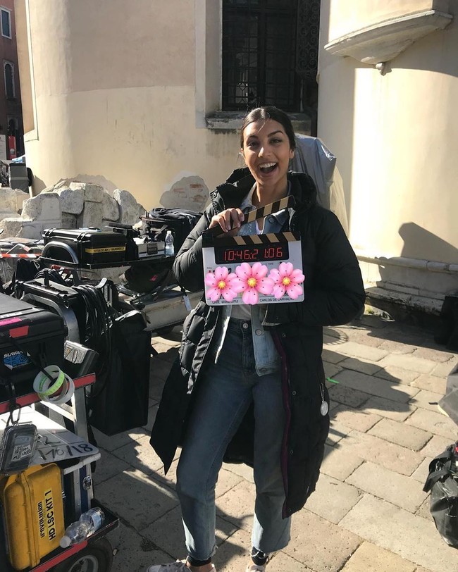 Ketika diminta apakah aku senang memakai hijab untuk peran ini, aku langsung mengiyakan. Aku langsung berfoto selfie memakai dupatta (kain India) sebagai hijab dan mengirimkannya kepada casting director, ungkap Zoha dilansir dari Metro. Foto: Instagram/Zoha_purplemush