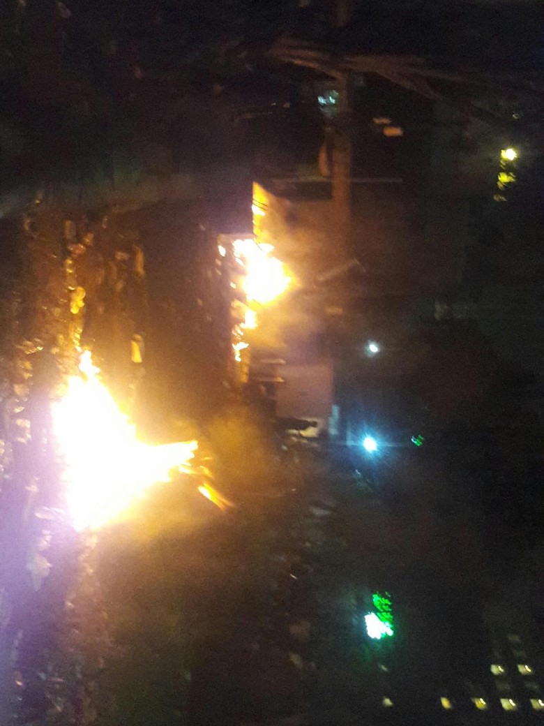 Massa Rusuh di Jalan Sabang, Motor Milik Wartawan Dibakar Massa Rusuh di Jalan Sabang, Motor Milik Wartawan Dibakar
