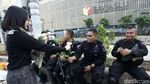 Asyik Polisi Dapat Bunga dari Mahasiswi Cantik