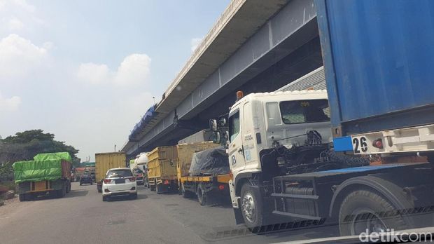 Kemacetan akibat kecelakaan di tol