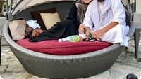 Tuh kan, keharmonisan Ustaz Arifin Ilham dengan istri pertamanya memang kerap terbingkai. Kali ini keduanya terlihat sedang bersantai usai melepas dahaga. Foto: Instagram yuni_syahla_aceh