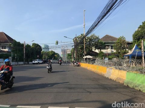 Ruas Jl HOS Cokroaminoto dekat gedung KPU pagi ini. 