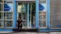 Halte Sarinah berhenti beroperasi sejak kerusuhan kemarin.