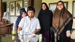 Mengenang Kembali Kehangatan Ustaz Arifin Ilham dan Keluarga Saat Makan Bersama