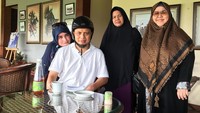 Usai berkuda, Ustaz Arifin Ilham memilih secangkir teh hangat dengan tambahan madu sebagai penambah energi. Sosok Yuni pun menemaninya dengan mesra. Foto: Instagram yuni_syahla_aceh
