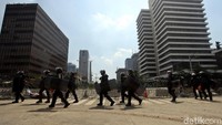 Sejumlah polisi nampak berjaga di sekitar gedung Bawaslu, Jakarta.
