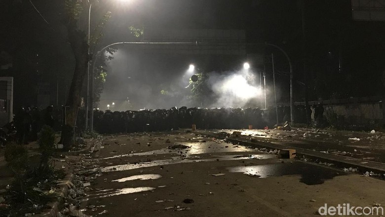 Jelang Sahur Massa Masih Bertahan Dekat Bawaslu, Polisi Susun Barikade Jelang Sahur Massa Masih Bertahan Dekat Bawaslu, Polisi Susun Barikade
