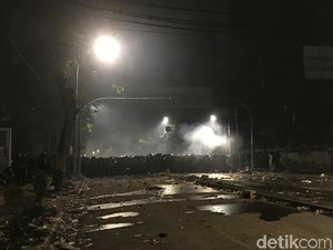 Massa Masih Bertahan di Jalan Wahid Hasyim, Santap Sahur