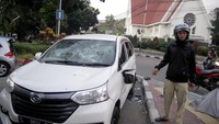 Penampakan salah satu mobil yang rusak pasca kerusuhan.