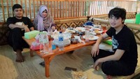 Ini dia sosok Yuni bersama kedua putranya, Muhammad Alvin Faiz dan Muhammad Ameer Azzikra. Ketiganya seperti sedang menunggu sosok Ustaz Arifin Ilham. Foto: Instagram yuni_syahla_aceh