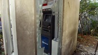 Pintu ruang ATM itu nampak dirusak oleh sejumlah oknum tak bertanggung jawab.