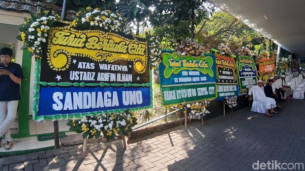 Pelayat Sudah Ramai Menunggu Jenazah Ustaz Arifin Ilham di Sentul