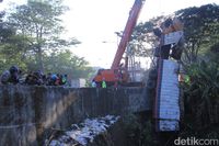 Truk Tronton yang Masuk Jurang di Nagreg Dievakuasi, Sopir Ditemukan Tewas