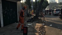 Pagi ini, Flyover Slipi kembali dibuka. Sebelumnya, kawasan ini sempat ditutup karena aksi 22 Mei 2019. Petugas PPSU tampak membersihkan sampah sisa-sisa kericuhan. (Foto: Arief Ikhsanudin/detikcom).