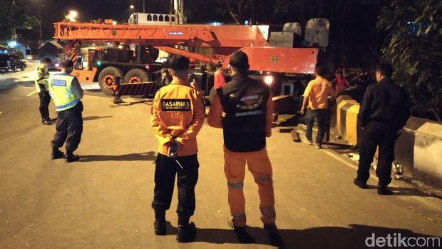 Truk Tronton Masuk Jurang di Nagreg, Sopir Tidak Ditemukan