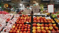 Pemeriksaan makanan segar terdiri dari ayam, daging, serta buah-buahan impor.