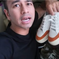 Sepatu berwarna putih dengan garis oranye ini juga termasuk alas kaki favorit Raffi Ahmad. Sepatu tersebut datang dari brand asal Italia, Sunnei. Pada website resminya, sepatu berbahan kulit ini dijual seharga US$ 430 atau sekitar Rp 6,2 juta. Foto: Youtube Rans Entertainment