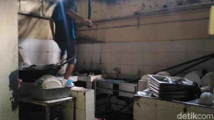 Foto: Restoran Terbakar Aksi 22 Mei di Jalan Sabang (Puti Aini Yasmin/detikFinance) Foto: Restoran Terbakar Aksi 22 Mei di Jalan Sabang (Puti Aini Yasmin/detikFinance)