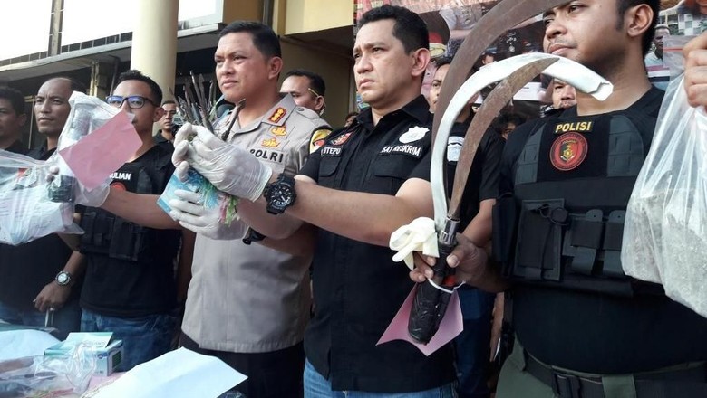 Rincian Alat Tempur Perusuh 22 Mei di Flyover Slipi: Molotov-Petasan Rincian Alat Tempur Perusuh 22 Mei di Flyover Slipi: Molotov-Petasan