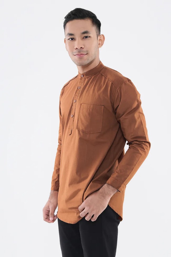 Issa Men Tunic dari Aumone ini dapat dipertimbangkan. Atasan tersebut punya potongan pas badan yang membuatnya terlihat lebih modern. Adapun aksen kerah tinggi dan kancing yang menonjolkan kesan Hari Raya. Dapatkan busana ini dengan Rp 295 ribu. Foto: Hijup    